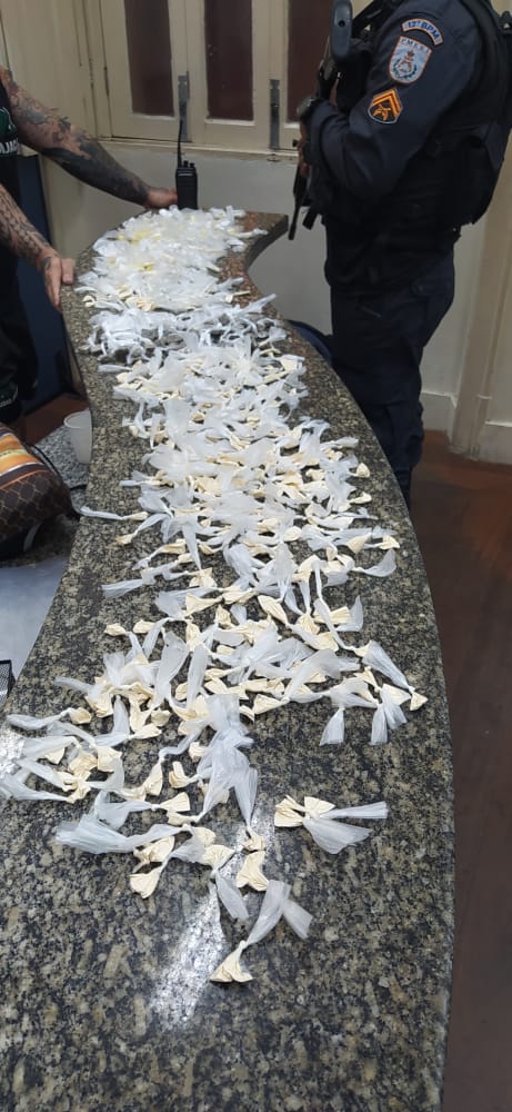 Acusado de homicídio é preso com 530 sacolés de cocaína, em Niteroi