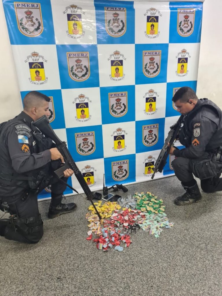 Polícia prende dois com drogas e revólver no Risca Faca, em Maricá