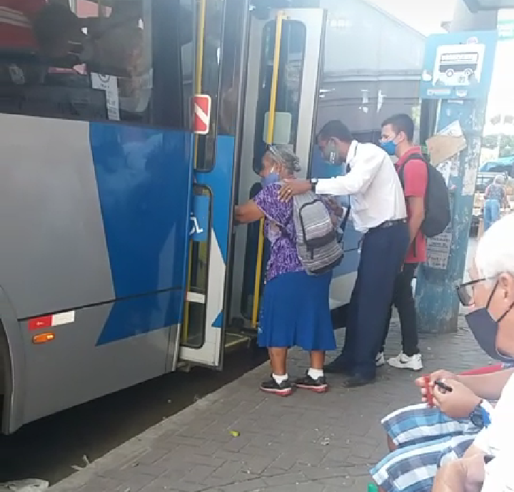 Em vídeo, motorista desce do ônibus para ajudar idosa de muleta a embarcar