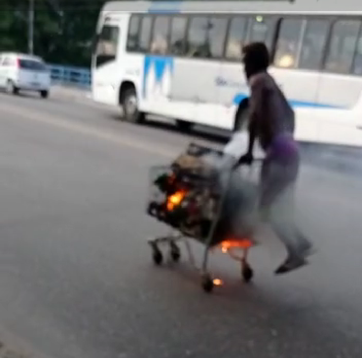 Homem se arrisca com carrinho de compras em chamas no Alcântara (Veja o vídeo)
