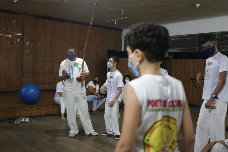 São Gonçalo oferece aulas de capoeira inclusiva