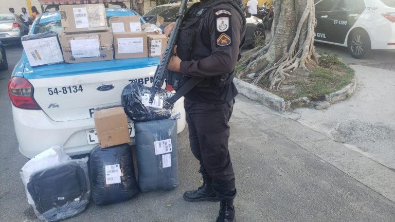 Parte de carga roubada é recuperada pela PM no Patronato, em São Gonçalo