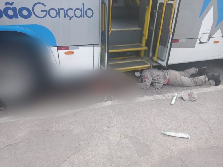 Idosa tem perna esmagada ao ser atropelada por ônibus em Alcântara; assista aos vídeos