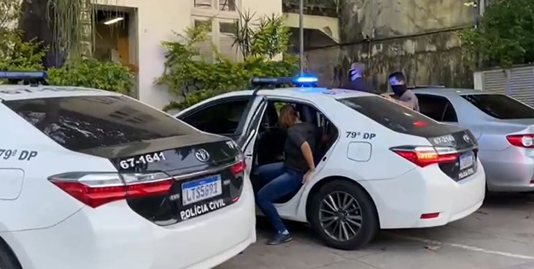 Policiais de Niterói prendem mãe e filho por golpe do consignado; assista ao vídeo
