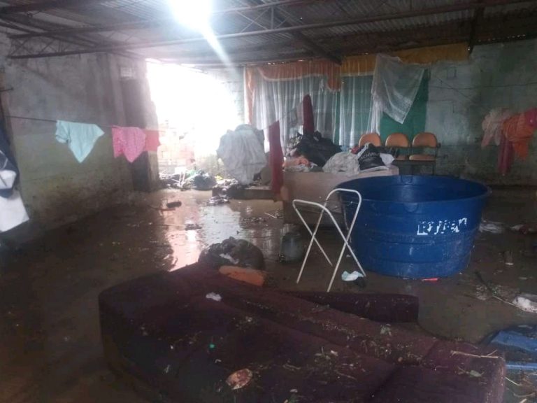 Forte chuva alaga casa e família perde tudo na Trindade, em São Gonçalo