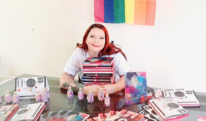 Escritora gonçalense lança livro no Dia do Orgulho LGBT