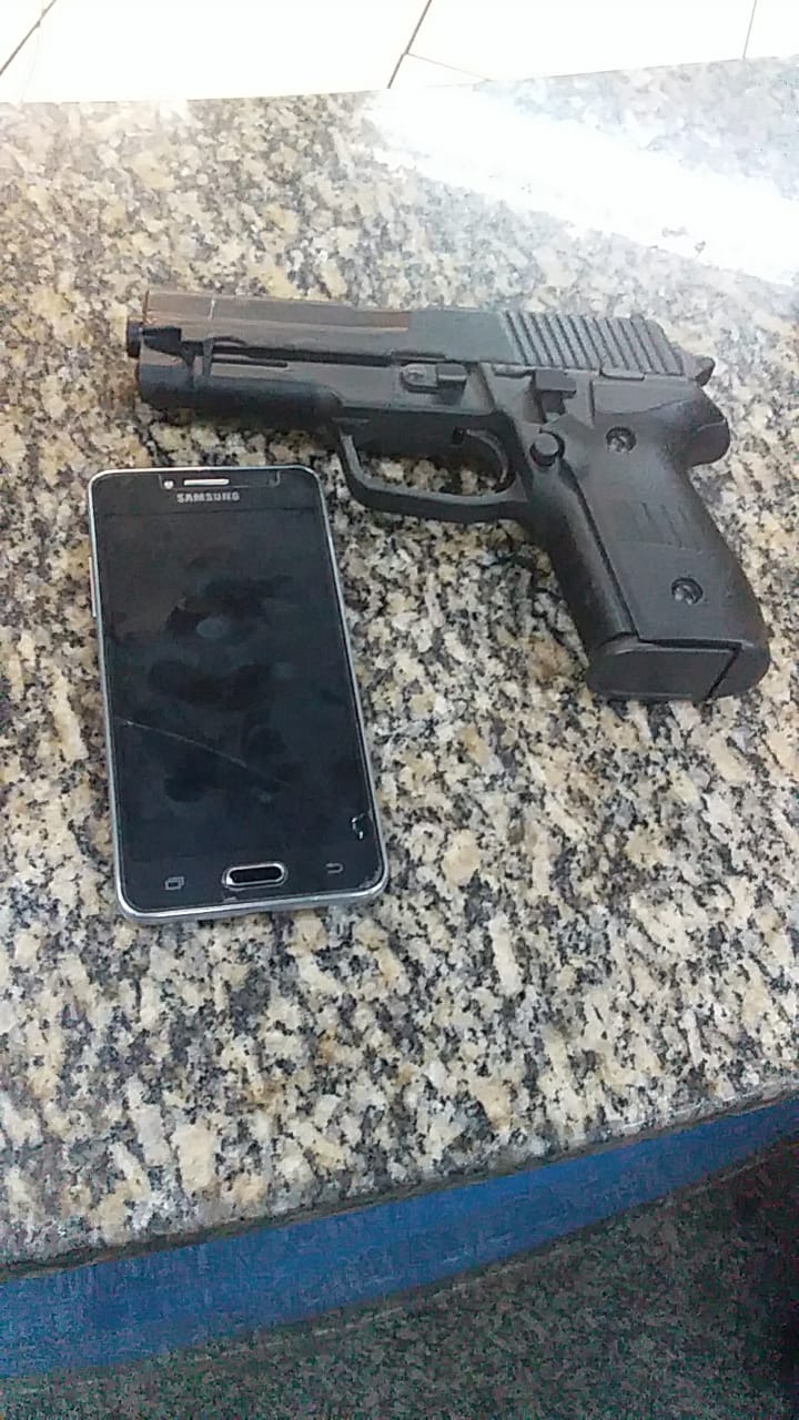 Dois homens são presos com arma falsa e celular bloqueado no Mutondo, em São Gonçalo