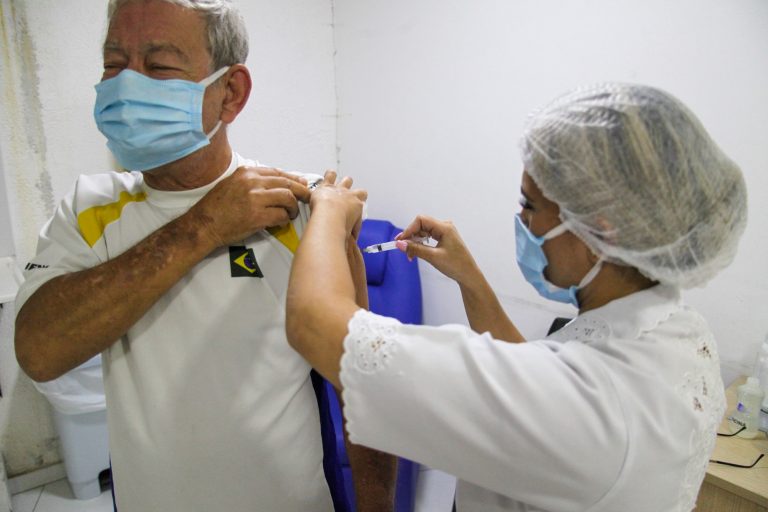 Pessoas com mais de 52 anos são vacinadas contra Covid-19 em São Gonçalo