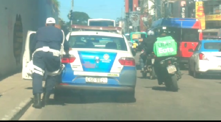 Guarda Municipal é flagrado empurrando viatura em Alcântara (Veja o vídeo)