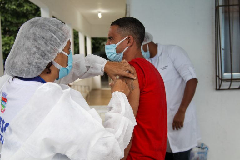 Pessoas em situação de rua começam a ser vacinadas contra a Covid-19 em São Gonçalo