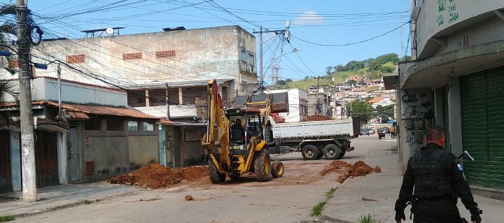 PM remove barricadas do tráfico em ruas do Jardim Catarina, em São Gonçalo