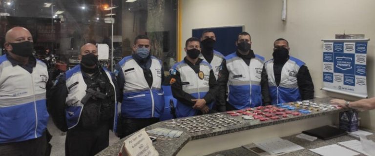 Policiais do São Gonçalo Presente prendem homem com mochila cheia de drogas no Raul Veiga