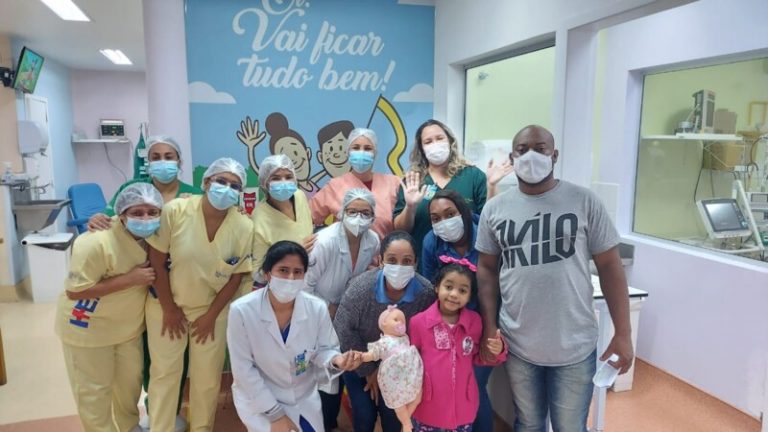 Menina esfaqueada pelo padrasto semana passada em Vista Alegre recebe alta de hospital em SG