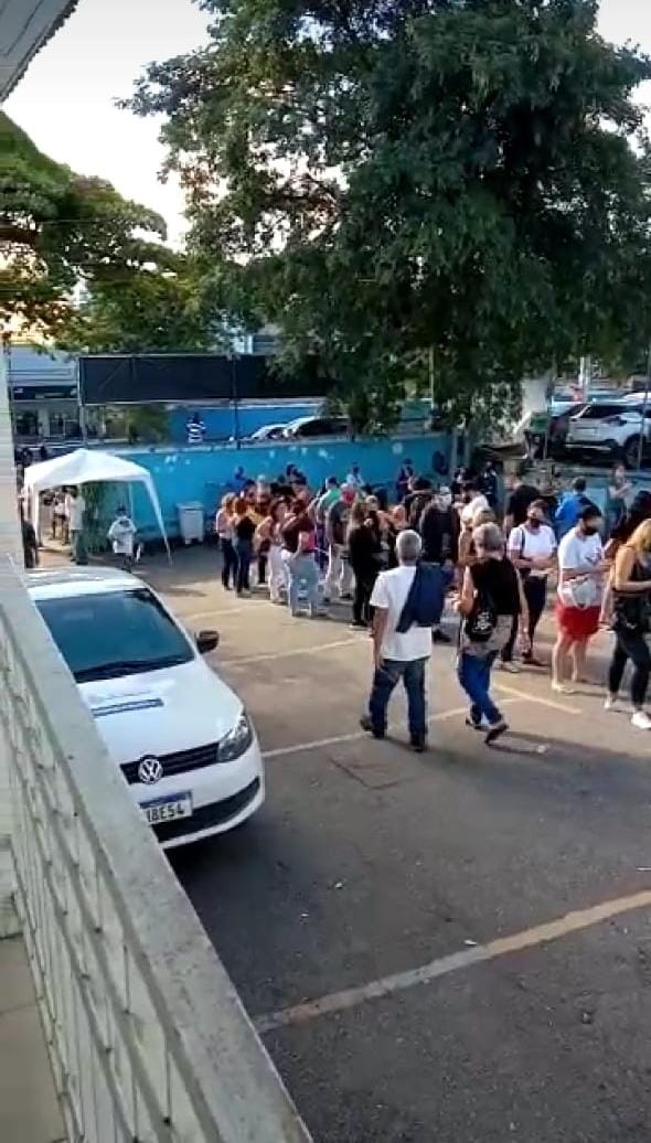 Pessoas se aglomeram em posto de vacinação contra Covid-19 no Zé Garoto, em São Gonçalo (Confira o vídeo)