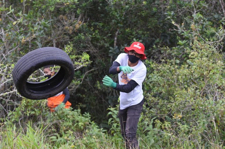Ação do Maricá Preserva retira pneus descartados em área de preservação da Restinga