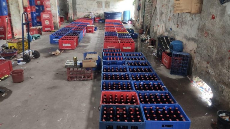 Polícia estoura galpão de falsificação de marcas de cerveja em Itaboraí