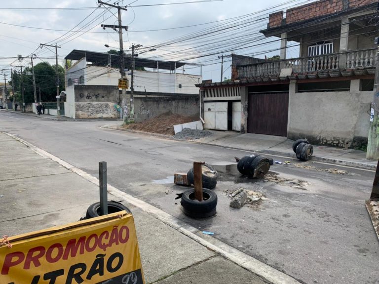 PM retira barricadas do tráfico que impediam acesso de ônibus no Jardim Catarina