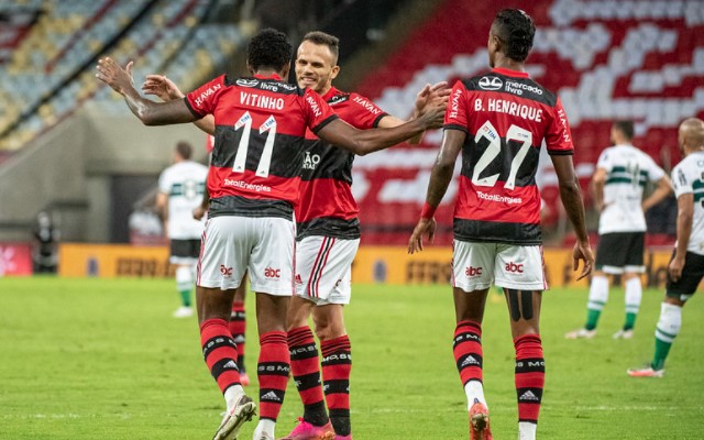 Flamengo vence Coritiba e avança na Copa do Brasil