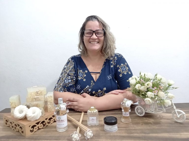 Moradora de Niterói cria perfumaria artesanal espalhando aromas pelo Brasil