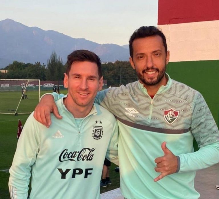 Argentina treina no CT do Fluminense e Messi tira foto com Nenê
