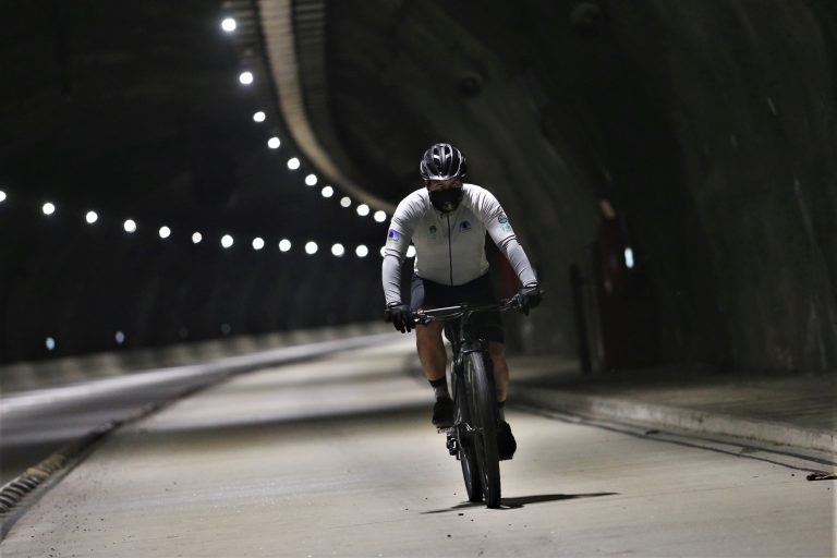Ciclistas de competição terão faixa exclusiva no túnel Charitas-Cafubá
