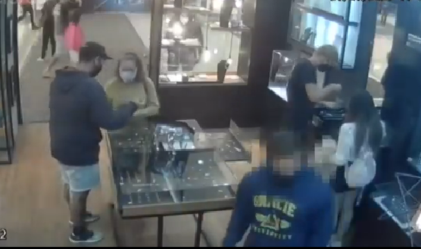 Homem entra na loja de um shopping de Niterói, furta cordão e vai embora (Veja os vídeos)
