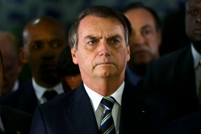 Bolsonaro é internado durante a madrugada