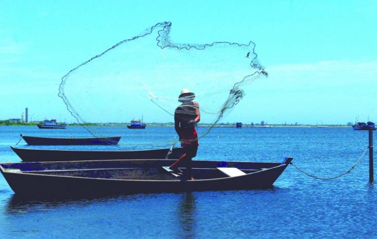 Defeso começa domingo na Lagoa de Araruama. Pescar no período é crime