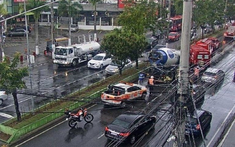 Ciclista é atropelado por caminhão em Niterói