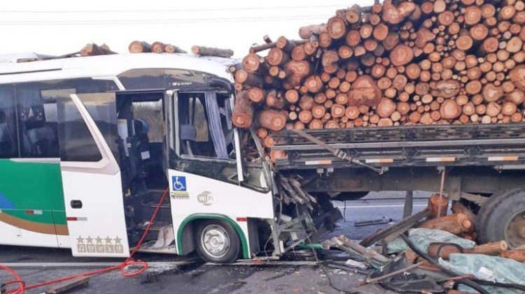 Motorista de ônibus morre e nove ficam feridos em acidente na Via Lagos, Rio Bonito