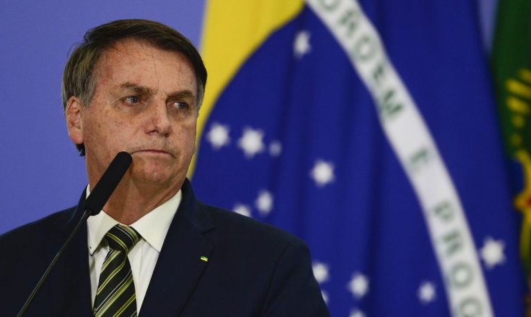 Presidente Bolsonaro sanciona lei que permite que clubes de futebol se tornem empresas