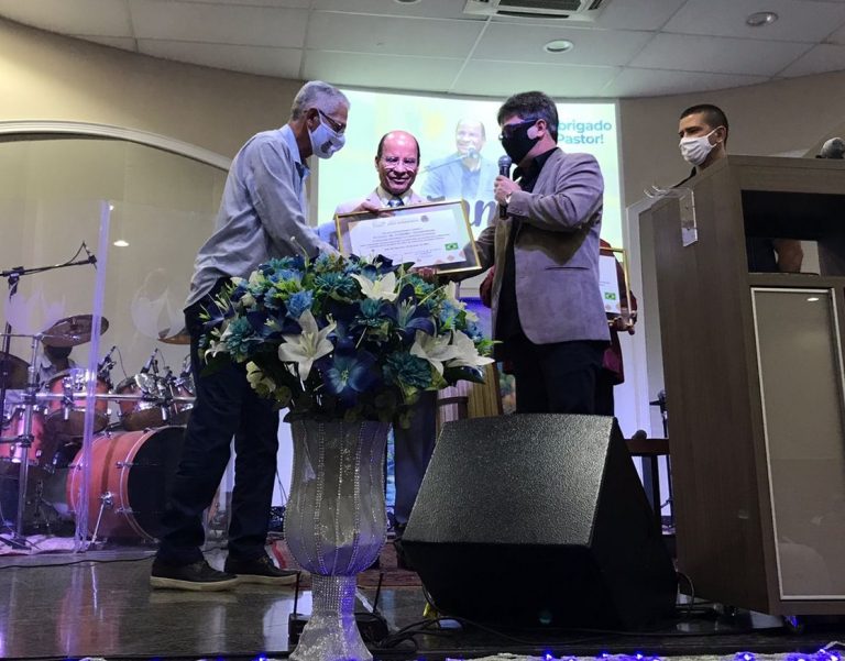 Líder evangélico recebe título de ‘Cidadão Gonçalense’ das mãos do prefeito Capitão Nelson