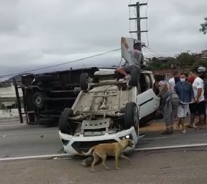 Cachorro causa batida entre caminhão e carro na BR-101, em São Gonçalo (Veja o vídeo)