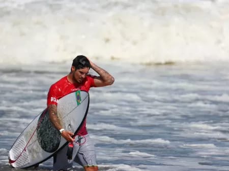 ‘Camarão que dorme…’: Medina fica de fora do Mundial do surfe por não tomar vacina contra a Covid-19