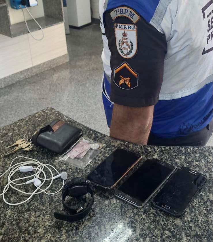 Dupla é presa acusada de roubar celular em Alcântara, São Gonçalo