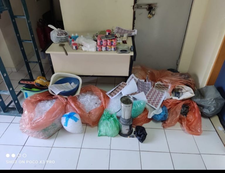 PM apreende dois quilos de drogas em casa abandonada no Caniçal, em Niterói