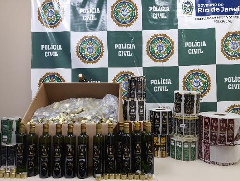 Polícia Civil interdita fábrica clandestina de azeite em Maricá