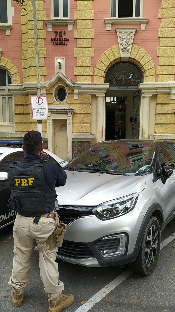 Político gonçalense é preso na Ponte pela PRF dirigindo carro roubado