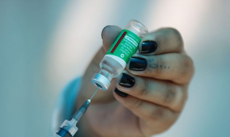 Segunda dose da vacina AstraZeneca volta a ser aplicada em dez locais de Niterói