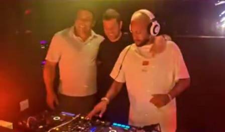 Neymar dá uma de DJ em Ibiza ao lado de Ronaldo Fenômeno