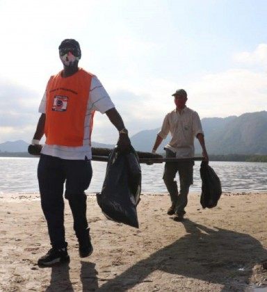 Niterói promove ações em dez praias no Dia Mundial da Limpeza