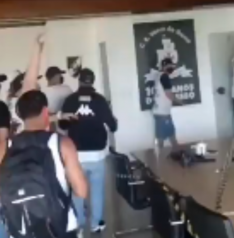 Revoltados, torcedores do Vasco invadem São Januário (Veja o vídeo)