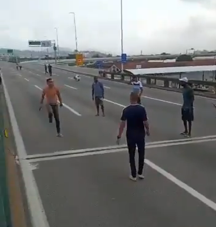 Grupo joga ‘altinha’ durante interdição da Ponte Rio-Niterói (Veja o vídeo)