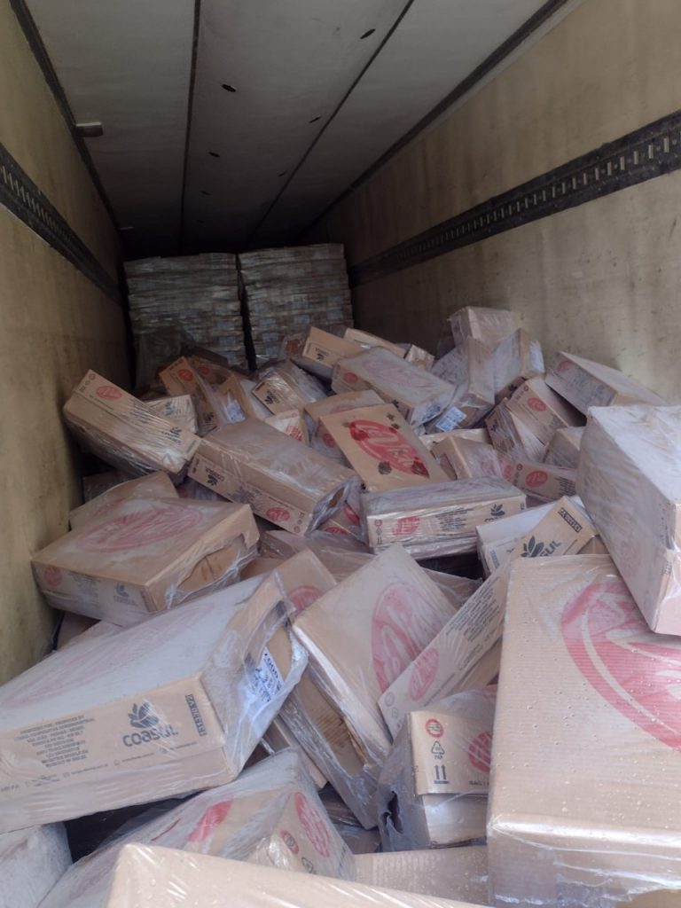 Polícia recupera caminhão e parte de carga roubada em Rio do Ouro, São Gonçalo