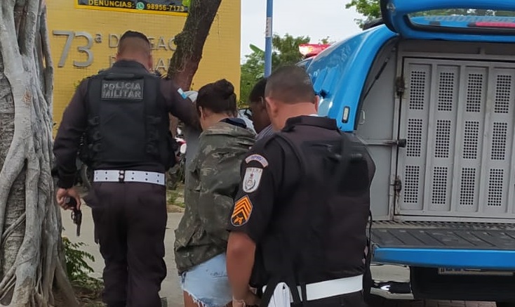 Armada e perigosa: mulher de 24 anos liderava quadrilha com dois menores em São Gonçalo