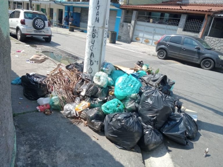 Moradores jogam lixo na rua por falta de caçamba no Largo do Barradas em Niterói