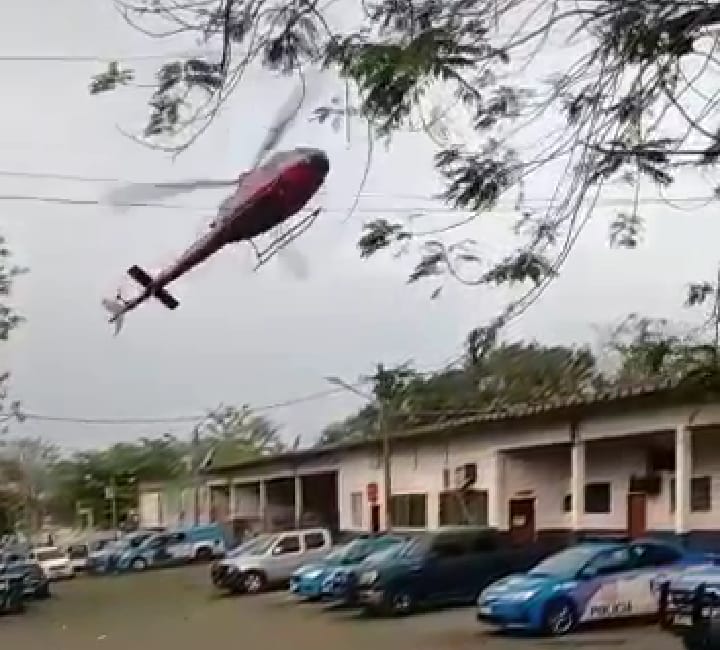 Sequestrado no Rio, piloto de helicóptero faz manobras arriscadas e criminosos ‘descem’ em Niterói (Veja o vídeo)