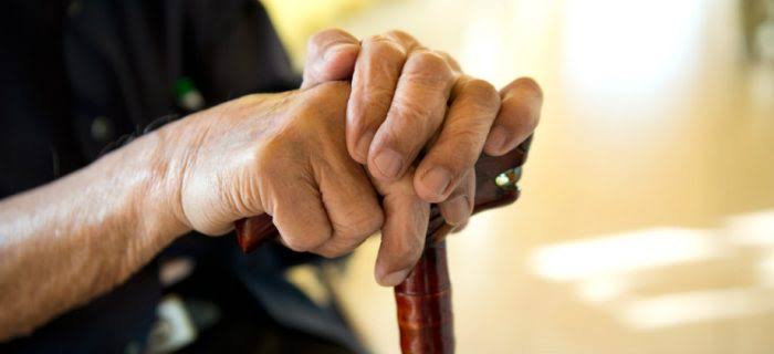 Médico ortopedista de São Gonçalo estimula o uso da bengala entre idosos