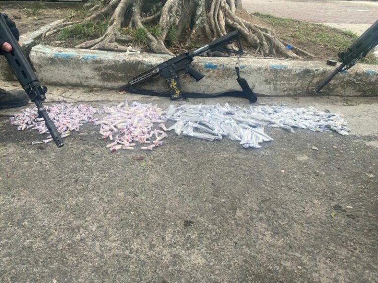Dupla é presa com fuzil no Salgueiro, em São Gonçalo