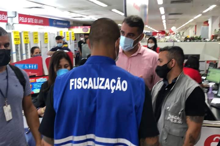 Sacolas continuam sendo cobradas em supermercados de São Gonçalo (Veja o vídeo)